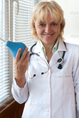 depositphotos_1047161-Smiling-mature-doctor.jpg